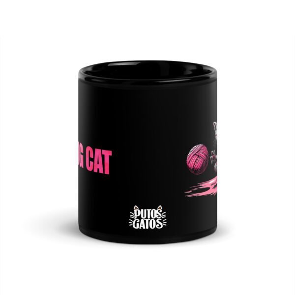 Taza original de gatos. THE WALKING CAT. Inspirada en la famosa serie The Walking Dead. Gato zombie jugando con ovillo de lana. Color negro
