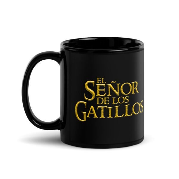 Taza divertida de gatos. EL SEÑOR DE LOS GATILLOS. Inspirada en la famosa película El Señor de Los Anillos. Mago rodeado de gatos obrando su magia. Un gato para dominarlos a todos. Color negro. El regalo más original para amantes de la saga y los mininos