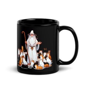 Taza divertida de gatos. EL SEÑOR DE LOS GATILLOS. Inspirada en la famosa película El Señor de Los Anillos. Mago rodeado de gatos obrando su magia. Un gato para dominarlos a todos. Color negro. El regalo más original para amantes de la saga y los mininos