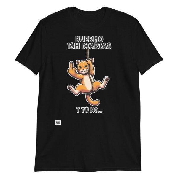 Camiseta divertida de gatos. DUERMO 16H DIARIAS Y TÚ NO. Camisetas originales para amantes de los gatos. Color negro