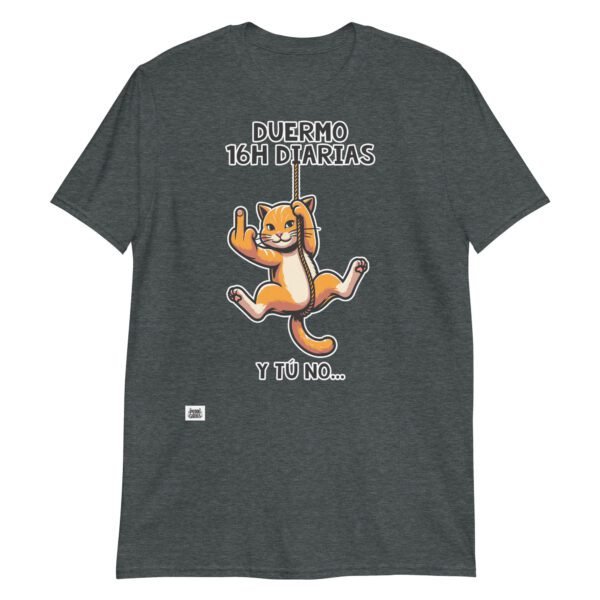 Camiseta divertida de gatos. DUERMO 16H DIARIAS Y TÚ NO. Camisetas originales para amantes de los gatos. Color gris oscuro