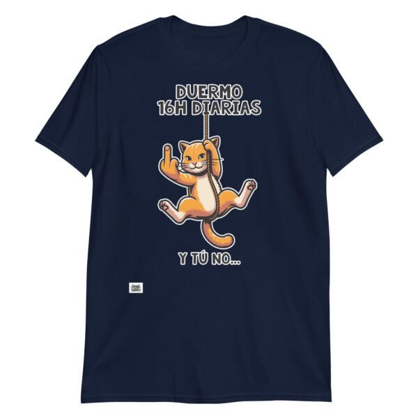 Camiseta divertida de gatos. DUERMO 16H DIARIAS Y TÚ NO. Camisetas originales para amantes de los gatos. Color azul marino