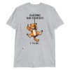 Camiseta divertida de gatos. DUERMO 16H DIARIAS Y TÚ NO. Camisetas originales para amantes de los gatos. Color gris