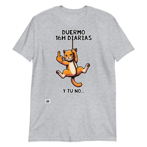 Camiseta divertida de gatos. DUERMO 16H DIARIAS Y TÚ NO. Camisetas originales para amantes de los gatos. Color gris