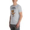 Camiseta gato irreverente duermo 16h diárias gris chico