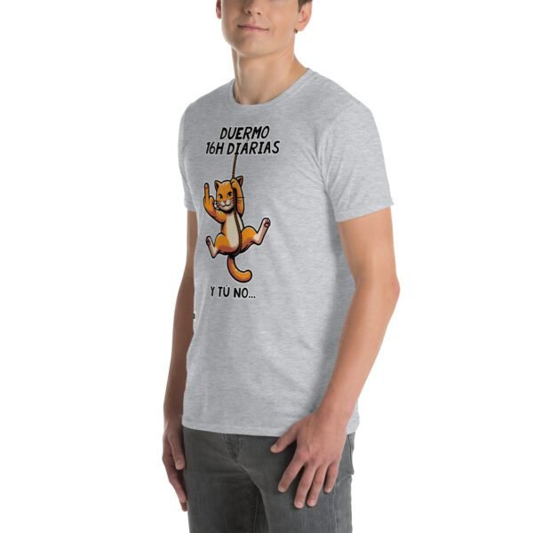Camiseta gato irreverente duermo 16h diárias gris chico