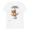Camiseta divertida de gatos. DUERMO 16H DIARIAS Y TÚ NO. Camisetas originales para amantes de los gatos. Color blanco