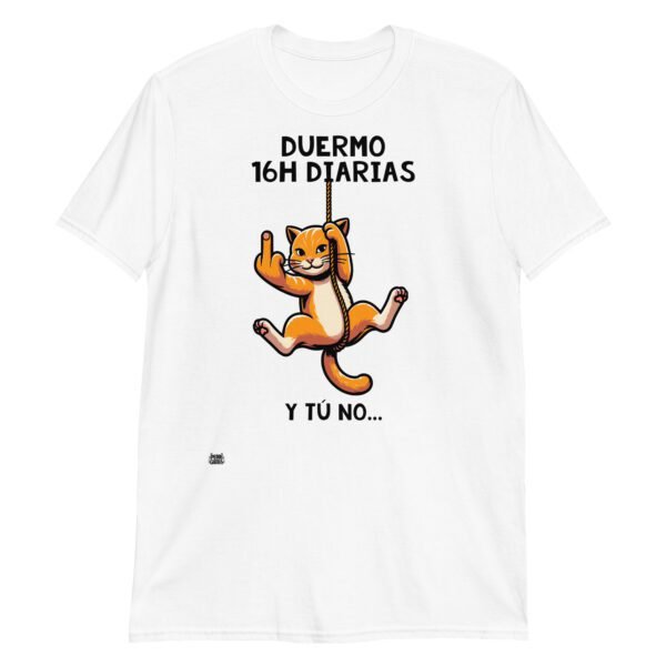 Camiseta divertida de gatos. DUERMO 16H DIARIAS Y TÚ NO. Camisetas originales para amantes de los gatos. Color blanco