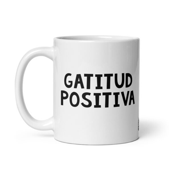 Taza GATITUD POSITIVA. El gato positivo frente a ti con el café de la mañana. Color Blanco