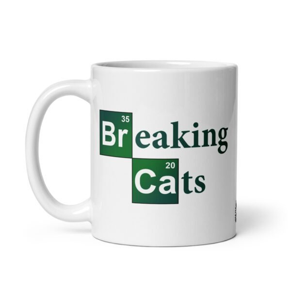 Taza BREAKING CATS. Inspirada en la famosa serie Breaking Bad. Gato con traje químico y máscara antigás. Regalo muy original y divertido. Color Blanco