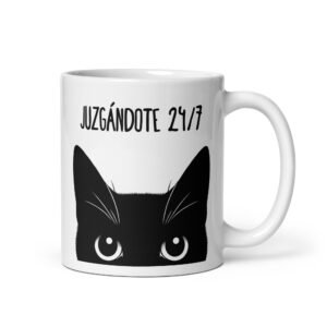Taza de gatos original. GATO JUZGÁNDOTE 24/7. Para que no se te olvide que el gato te vigila siempre. Color Blanco