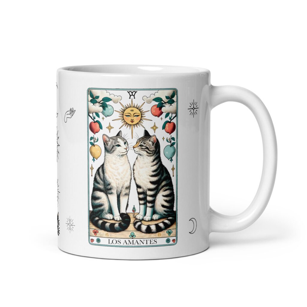 Taza original de gatos: carta del tarot Los Amantes. Color blanco