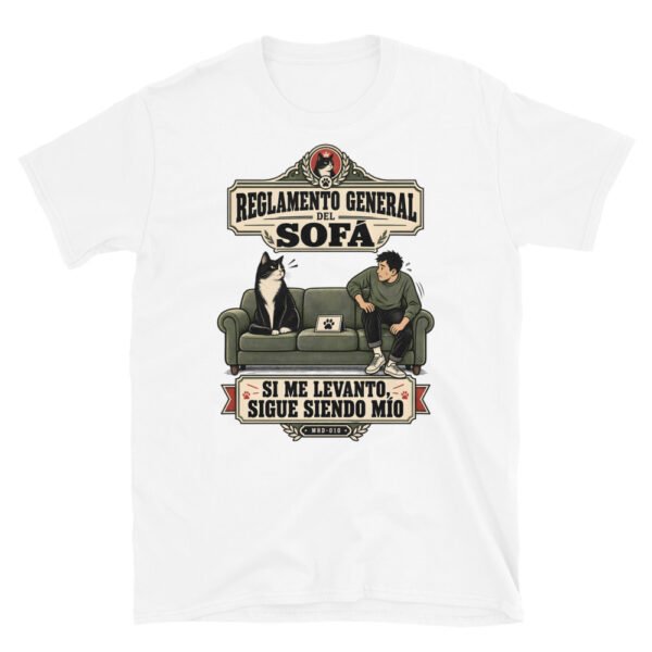 Camiseta de gatos «Reglamento del sofá» — diseño MHD-010 de la serie Manual del Humano Doméstico en color Blanco