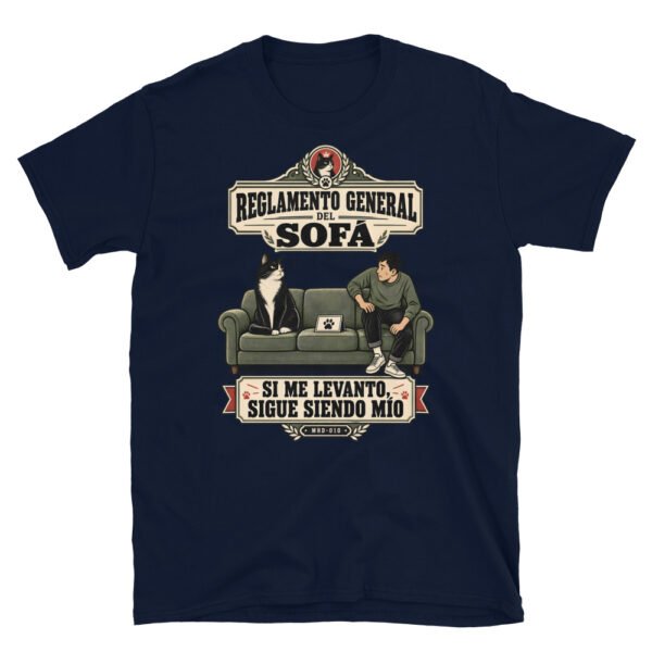 Camiseta de gatos «Reglamento del sofá» — diseño MHD-010 de la serie Manual del Humano Doméstico en color Marino
