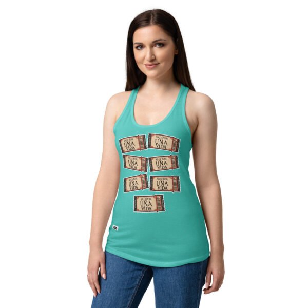 Camiseta de gatos para mujer 7 VALES POR 1 VIDA en color azul tahití, sobre modelo