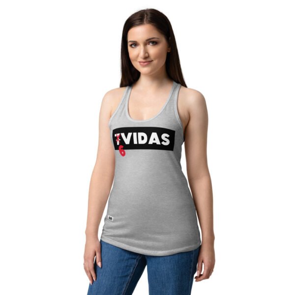Camiseta de gatos para mujer 7 VIDAS, 6 VIDAS en color gris jaspeado, sobre modelo