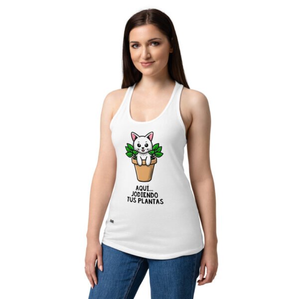 Camiseta de gatos para mujer AQUÍ JODIENDO TUS PLANTAS en color blanco, sobre modelo