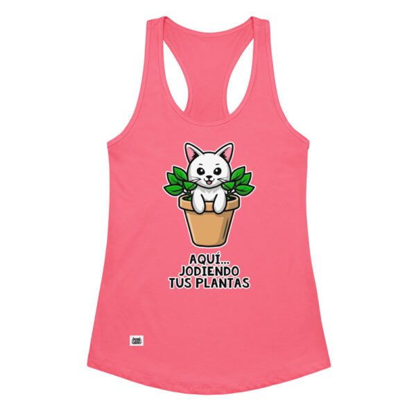 Camiseta de gatos para mujer AQUÍ JODIENDO TUS PLANTAS en color rosa eléctrico, vista plana