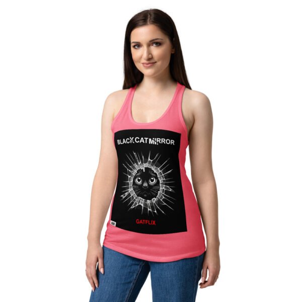 Camiseta de gatos para mujer BLACK CAT MIRROR en color rosa eléctrico, sobre modelo