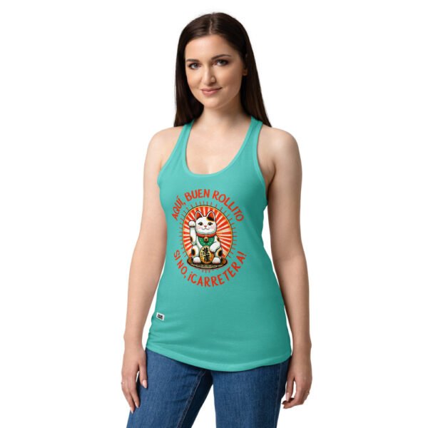 Camiseta de gatos para mujer AQUÍ, BUEN ROLLITO en color azul tahití, sobre modelo