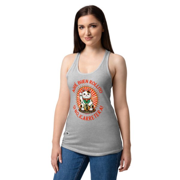 Camiseta de gatos para mujer AQUÍ, BUEN ROLLITO en color gris jaspeado, sobre modelo