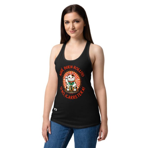 Camiseta de gatos para mujer AQUÍ, BUEN ROLLITO en color negro, sobre modelo