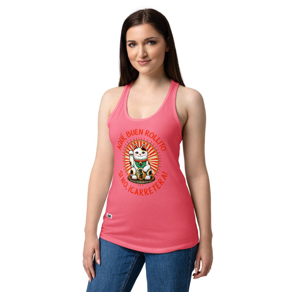 Camiseta de gatos para mujer AQUÍ, BUEN ROLLITO en color rosa eléctrico, sobre modelo