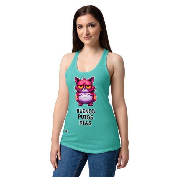 Camiseta de gatos para mujer BUENOS PUTOS DÍAS en color azul tahití, sobre modelo