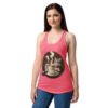 Camiseta de gatos para mujer GATO CAFÉ en color rosa eléctrico, sobre modelo