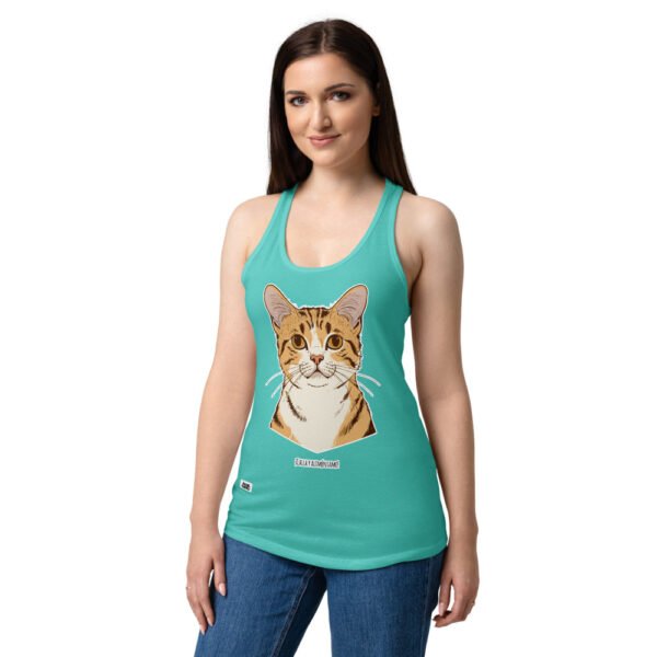 Camiseta de gatos para mujer CALLA Y ALIMÉNTAME en color azul tahití, sobre modelo