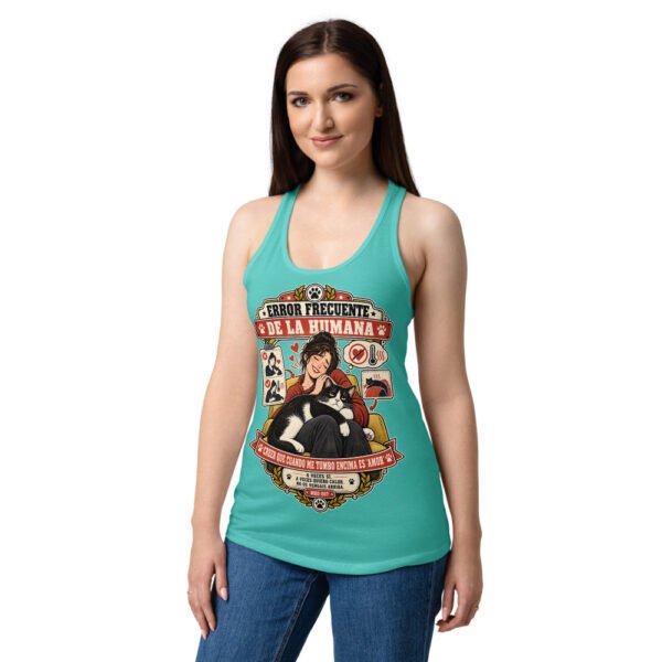 Camiseta de gatos para mujer CALOR NO ES AMOR en color azul tahití, sobre modelo