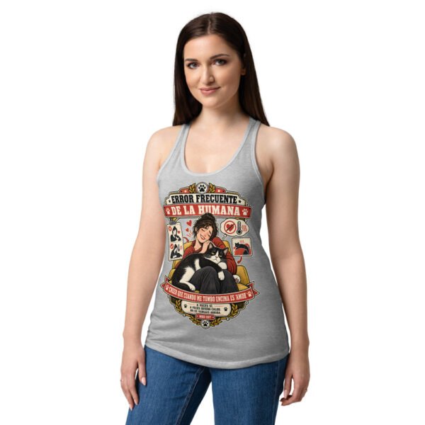 Camiseta de gatos para mujer CALOR NO ES AMOR en color gris jaspeado, sobre modelo