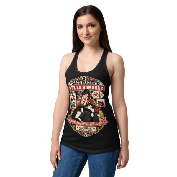 Camiseta de gatos para mujer CALOR NO ES AMOR en color negro, sobre modelo