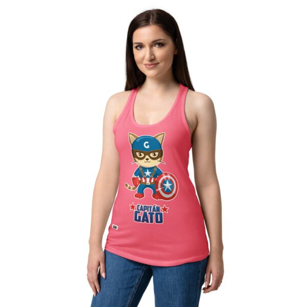 Camiseta de gatos para mujer CAPITÁN GATO en color rosa eléctrico, sobre modelo