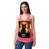 Camiseta de gatos para mujer CATÁSTROFE en color rosa eléctrico, sobre modelo