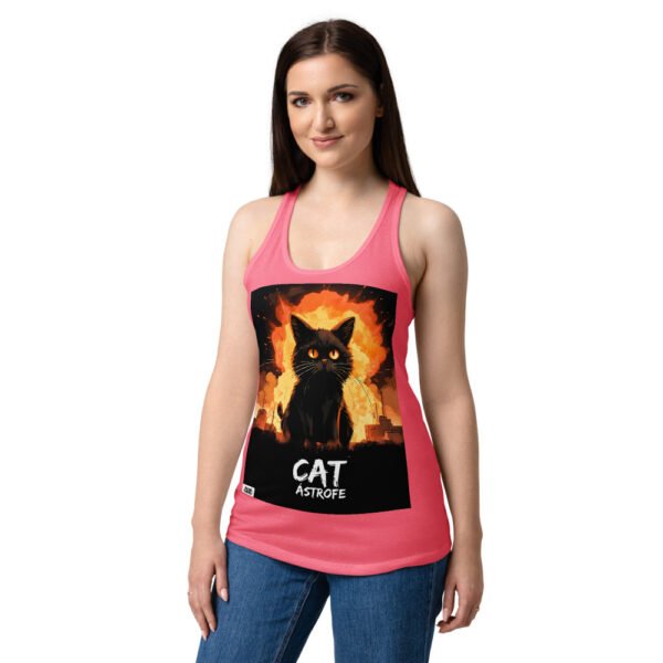 Camiseta de gatos para mujer CATÁSTROFE en color rosa eléctrico, sobre modelo