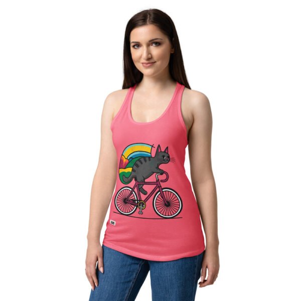 Camiseta de gatos para mujer GATO CICLISTA en color rosa eléctrico, sobre modelo