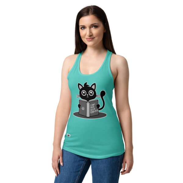 Camiseta de gatos para mujer CÓMO VIVIR DE LOS HUMANOS en color azul tahití, sobre modelo