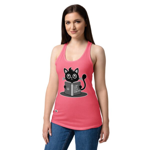 Camiseta de gatos para mujer CÓMO VIVIR DE LOS HUMANOS en color rosa eléctrico, sobre modelo