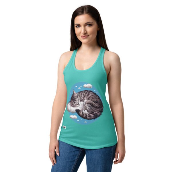 Camiseta de gatos para mujer GATO DORMIDO ENTRE NUBES en color azul tahití, sobre modelo