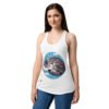 Camiseta de gatos para mujer GATO DORMIDO ENTRE NUBES en color blanco, sobre modelo