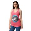 Camiseta de gatos para mujer GATO DORMIDO ENTRE NUBES en color rosa eléctrico, sobre modelo