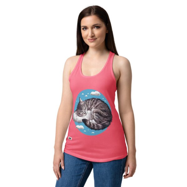 Camiseta de gatos para mujer GATO DORMIDO ENTRE NUBES en color rosa eléctrico, sobre modelo