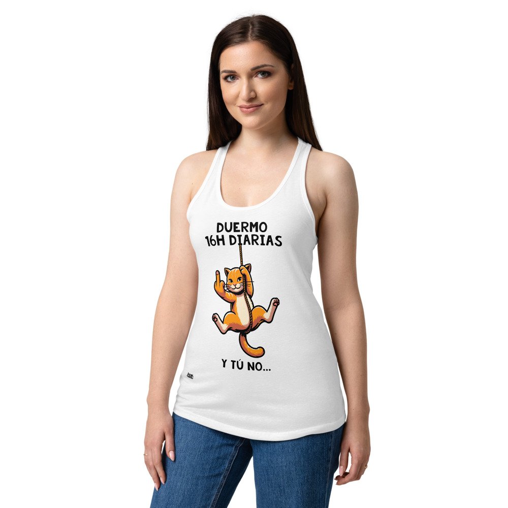 Camiseta de gatos para mujer DUERMO 16H DIARIAS en color blanco, sobre modelo