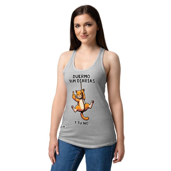 Camiseta de gatos para mujer DUERMO 16H DIARIAS en color gris jaspeado, sobre modelo