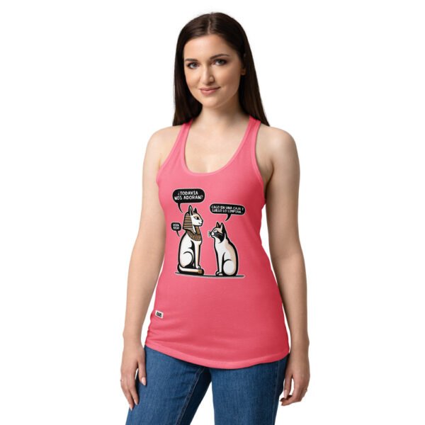 Camiseta de gatos para mujer ¿NOS ADORAN? en color rosa eléctrico, sobre modelo