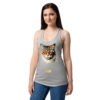 Camiseta de gatos para mujer EL GATO DE DELACROIX en color gris jaspeado, sobre modelo