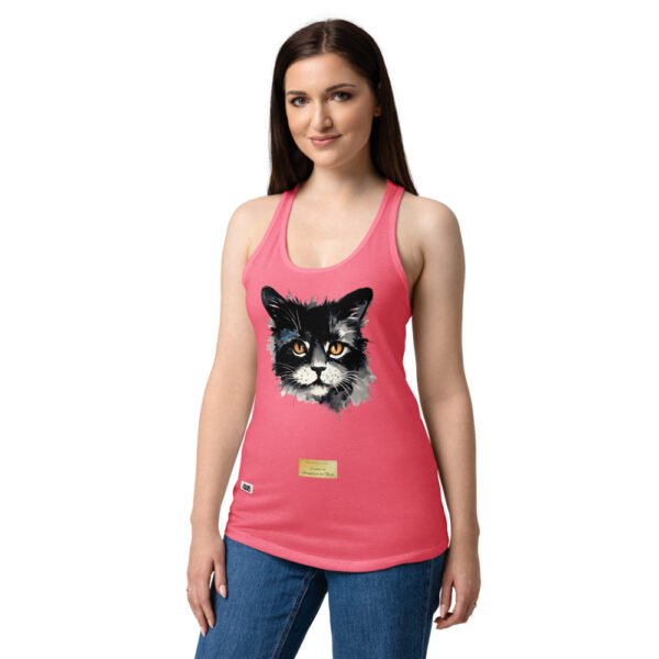 Camiseta de gatos para mujer EL GATO DE GOYA en color rosa eléctrico, sobre modelo