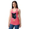 Camiseta de gatos para mujer EL GATO DE HOPPER en color rosa eléctrico, sobre modelo