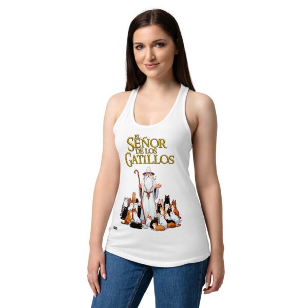 Camiseta de gatos para mujer EL SEÑOR DE LOS GATILLOS en color blanco, sobre modelo